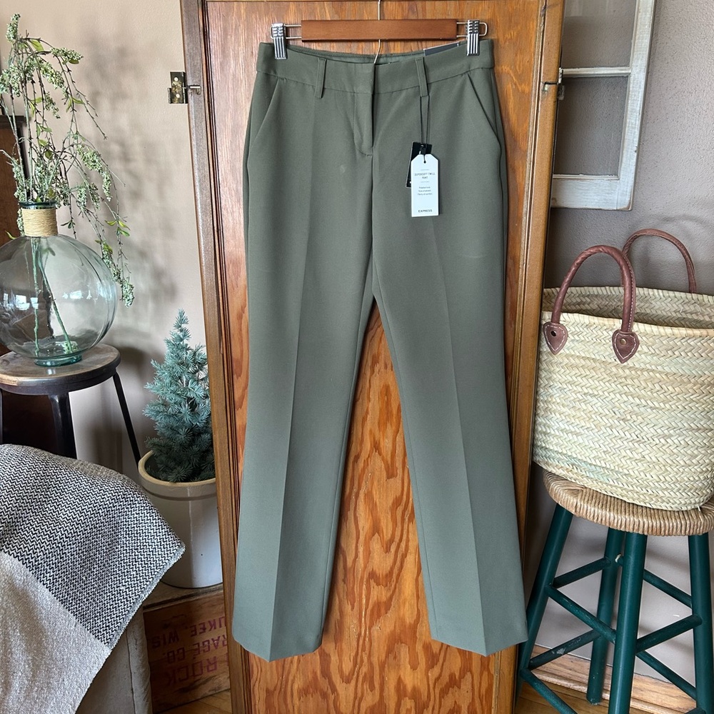 NWT Express Editor Pants. 2R.